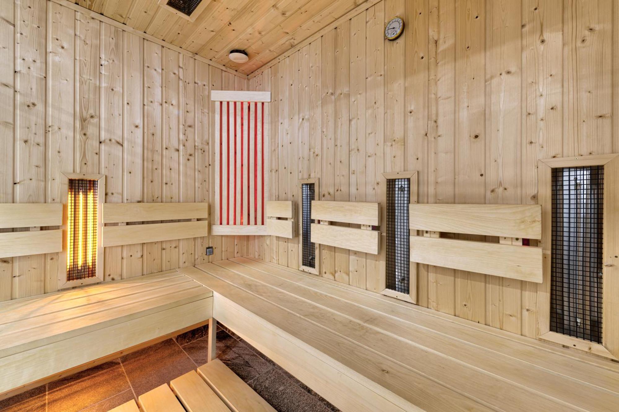 Typton Hotel&Spa Medzilaborce Eksteriør billede