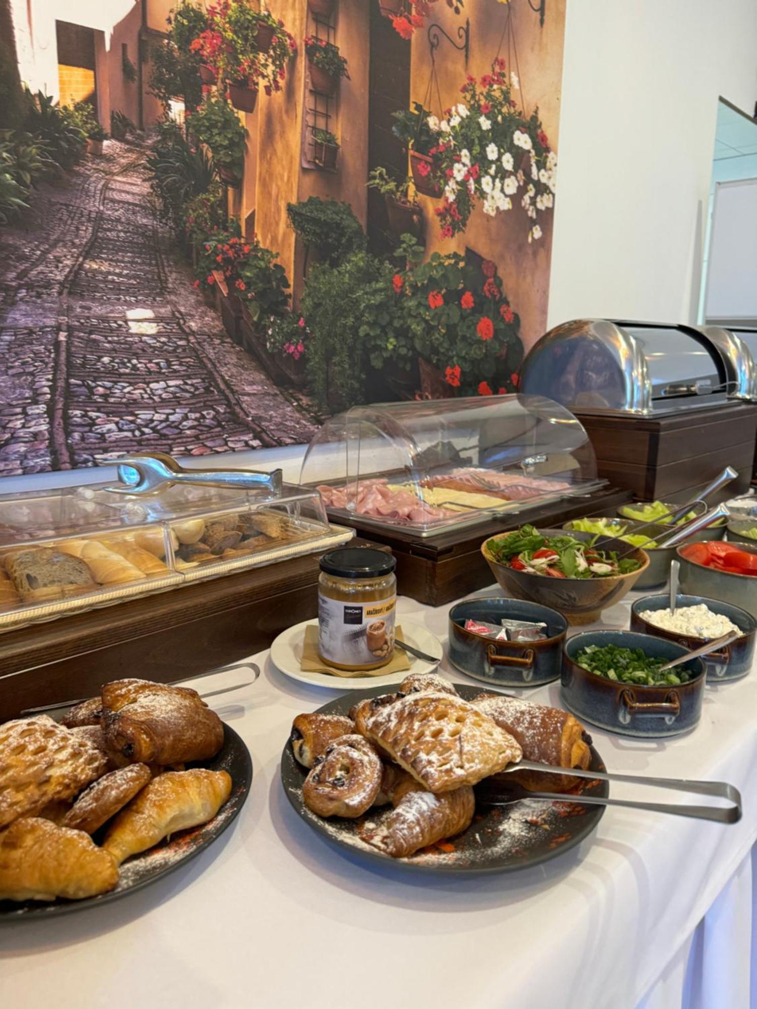 Typton Hotel&Spa Medzilaborce Eksteriør billede